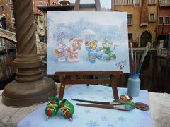パーフェクト・クリスマスを鑑賞した後は、時間があったのでパラッツォ・カナルを歩いて行くとディズニー・ハロウィーンの時にもありましたが、ジェラトーニが描いた絵画が置いてあり、今回は雪の中のウォーターフロントパークでダッフィー、シェリーメイ、ジェラトーニ、ステラ・ルーがスケートをしている絵でした！