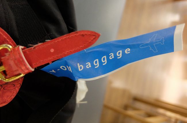 ところでバニラエアの機内持ち込みのルールが変わりました。<br /><br />旅行カバンと身の回り品（ショルダーバッグなど）の2点で<br />７キロまでという制限になったんです。<br /><br />荷物を計ったら、この青いタグをつけてもらいます。<br />タグがないと搭乗できなくなります。<br />ちなみに私の荷物は2つで5.6キロでした。<br />帰りに御土産一つ二つ買ったら、ギリギリになりそう。<br />大丈夫かな？<br /><br />まだ周知されてないからか、戸惑っている旅行者も多かったです。<br />