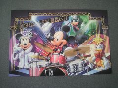 ミラコスタ通りにの横にあるショップ「エンポーリオ」でいつものようにクリスマス・ウィッシュのポストカードを購入する際にレジで置いていたビッグバンドビートのポストカードを追加で購入！
このイラストは、東京ディズニーリゾートで販売されていた2017年のカレンダーで11月に描かれてものと同じです。
