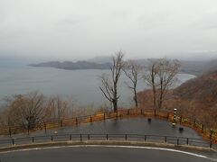 盛岡からレンタカーで東北道を北に向かい小坂ＩＣで降り、発荷峠展望台にやって来ました。
晴れていれば素晴らしい景色が眺められるのにな～雨。
