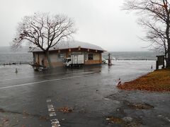 十和田湖、子の口にやって来ました。強風と雨しかも気温3℃寒く湖の波が駐車場まで襲って来ます。
