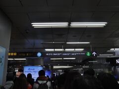 　弘大入口駅で乗り換えます。
