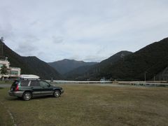 板室ダムを後にして深山ダムにやって来ました
写真の右端の山の上に、沼原ダムがあります。
その距離約2km、高低差は約500m

でも車なので板室温泉を経由して約21km（笑）