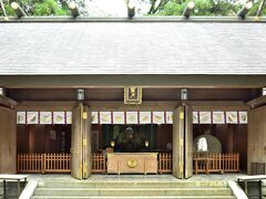天岩戸神社

西本宮拝殿
御神体は天岩戸そのもで拝殿のみの造りです。
御神体はこの拝殿の後ろ側、岩戸川の向こう側、　岩　そのものです。