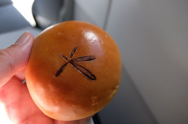 私はお決まりの「とろーりクリームパン」を一つ（350円）。<br /><br />昨年より少し大きくなったような気がしますが、<br />どうなんでしょうか？