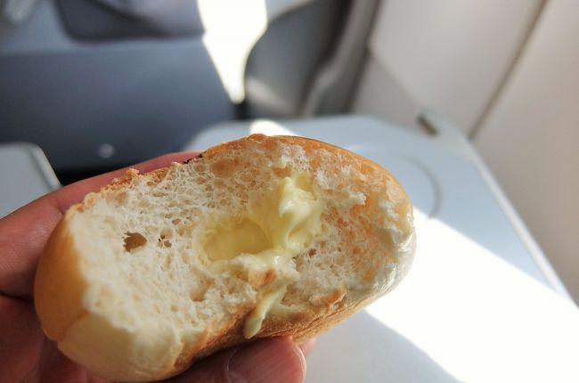 生地がちょっとパサっとしている気もするけど、<br />クリームは美味しかった。<br /><br />飲み物はお茶のペットボトルを持ち込んで、飲んでいました。