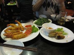 バインミーを食べたばかりなので、あまりおなかはすいていないけど、一応夕食を食べに行こうということになって、クアンアンゴンまでタクシーをお願いしました。
オープンスペースの店内は混んでいたけど、ちょうど席が空いてここでもラッキー！
とりあえずサイゴンビールで乾杯(*^^*)
揚げ春巻きとエビフライに青菜炒め、本当はチャーカーを食べるのが目的だったのに、３人とも満腹でギブアップ…夕方のバインミーがきいちゃった( ;∀;)
お料理はどれも美味しくて大満足で帰りました。人気店なのもわかります。