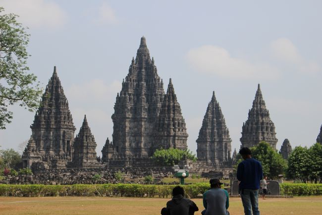 中央はシヴァ神殿左のブラフマ神殿、右のヴァイシュヌ神殿である。