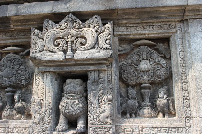 シヴァ神殿を代表するモチーフ。中央に左右に天国の樹カルバタール樹の下には、キンナラ、キンナリの半人人半人鳥の像「