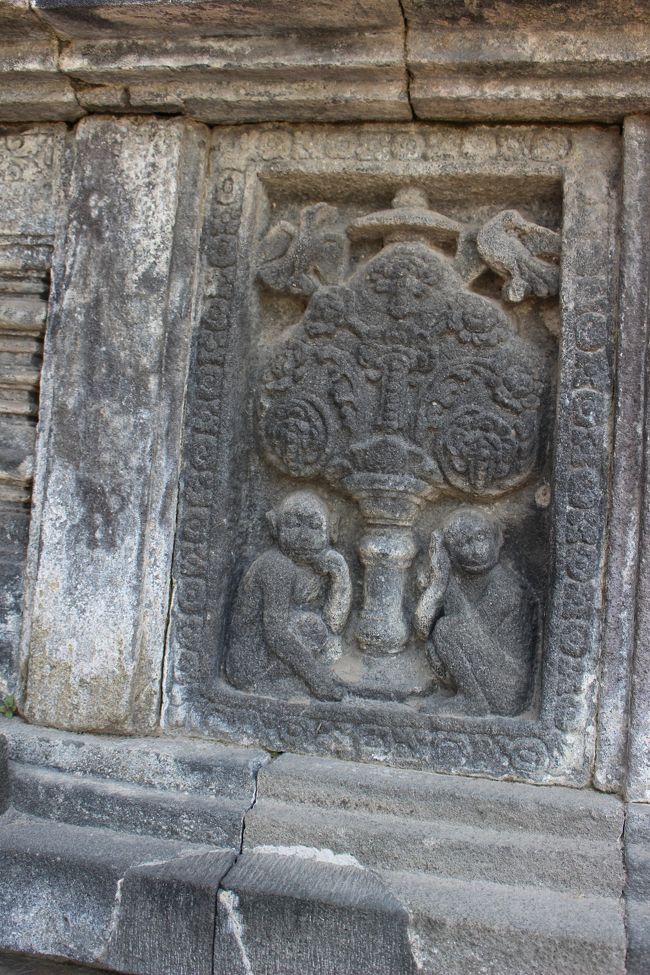 別の場所でのの拡大図。ここでは、サルと人だった。