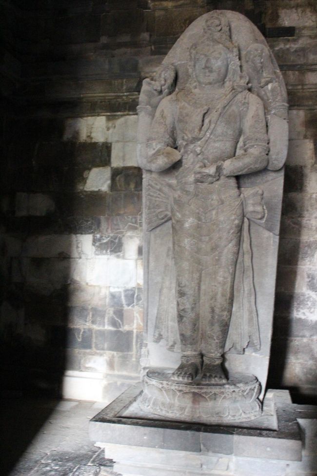 ヴァイシュヌ神像。