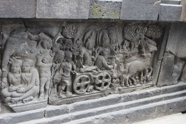 ヴァイシュヌ堂のレリーフ。王子ラーマが魔王ラーァナを退治しにしに行く場面と思われる。