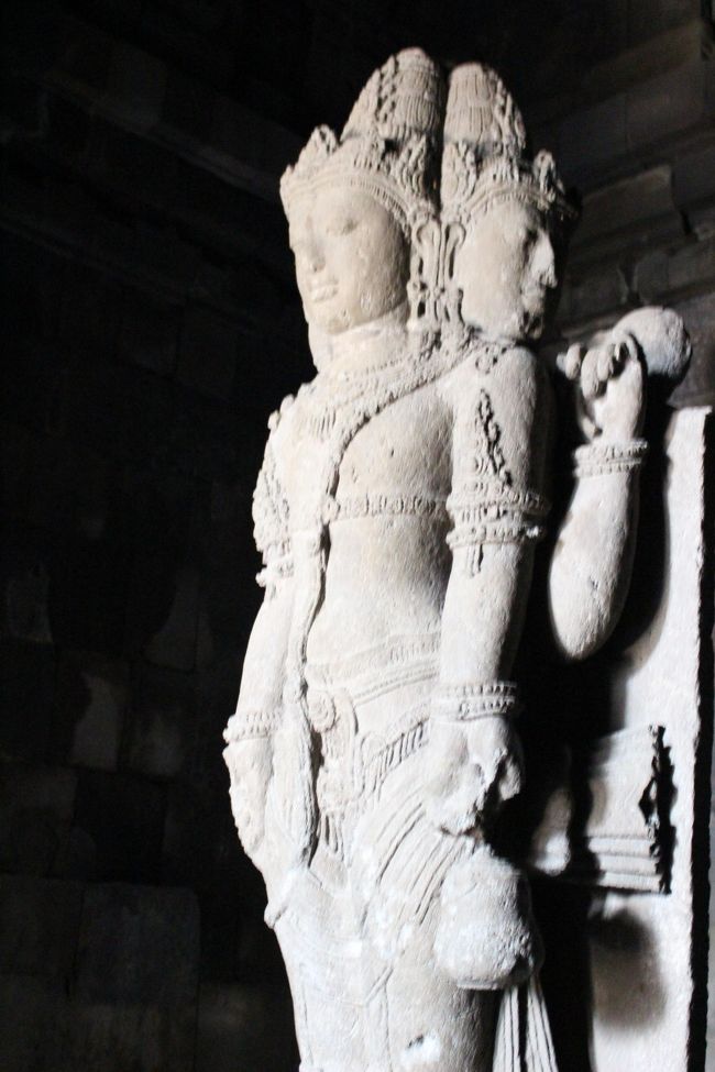 ブラフマー堂の創造神のブラフマー神。祭事や学問を司る神である。