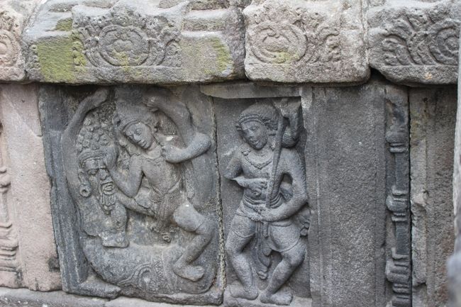 ヴァイシュヌ堂のレリーフがよく知られている。ラーマーヤナらしいが、知らない者にとっては、写真を撮るのみであった。ものの本によると、美青年クリシナーが、毒龍8退治の場面とか。