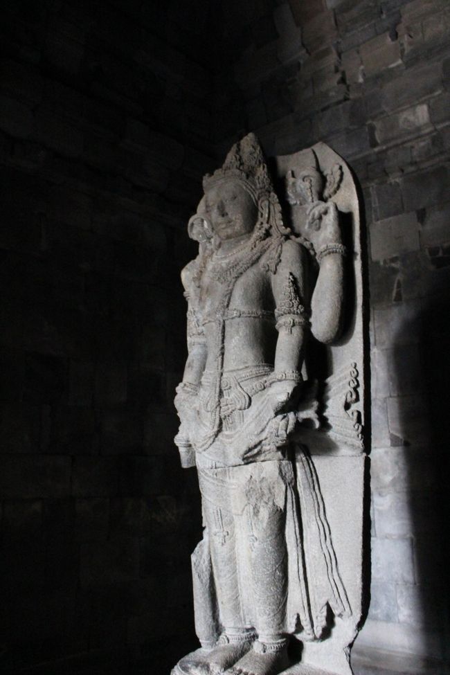 ヴァイシュヌ堂のヴァイシュヌ神像。手には、棍棒、法螺貝、円盤、蓮の華を持っている。