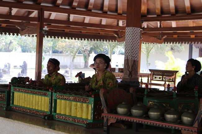 奥に向かうと博物館があった。疲れたのでここでガムランを聞きながら水分補給をした。