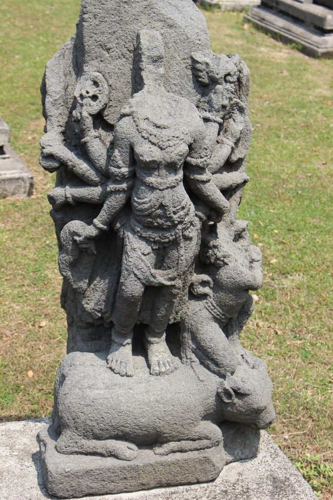 牛に乗るシヴァ神。地震で崩壊したのが飾ってあった。