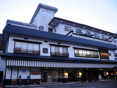 予定にはなかった清津峡で絶景を楽しんだあとは、一路、今宵の宿がある越後湯沢へ。
越後湯沢駅でレンタカーを返し、駅前にある宿へと向かう。
今回お世話になるのは、『いなもと』。
一泊朝食付きで予約したので、まずは荷物を置き、温泉街で食事のできる場所を探すことにした。