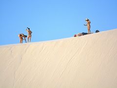 【レンソイス・マラニャンセス国立公園／マラニャン州／ブラジル】

まるで、どこかの海岸（ビーチ）にいる様な格好ではしゃぎまわるブラジル人たち.....。

こういう写真だけ見ると、ここが砂漠の真ん中とはとても想像できません。