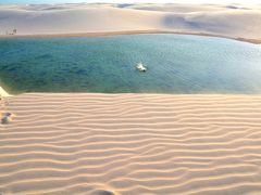 【レンソイス・マラニャンセス国立公園／マラニャン州／ブラジル】

夕刻が近づいて来ると、益々ここの砂漠（砂丘）は、色づいてきます。

写真：若い人がバシャバシャ....泳ぎまくっています....ただ、夕刻になると....ちょっと、肌寒い....かな......
