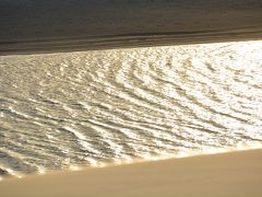 【レンソイス・マラニャンセス国立公園／マラニャン州／ブラジル】

以下、wikiより...

.....雨季の間にだけ砂丘の至る所無数のエメラルド色の湖が現れるのがこの国立公園の特徴.....