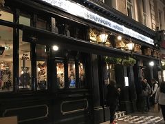 フライトで少し疲れていたので、なるべくホテル近くのパブに。
The Stanhope Arms
地元の人も観光っぽい人もにぎわっていた。
お店の人もフレンドリー。
ロンドンで初のパブ体験。