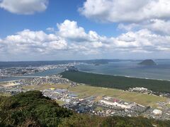 車を走らせて，虹の松原近く，鏡山の展望台に．
虹の松原と唐津市内がはっきりと見えた．
とてもとても気持ちのいい場所です．