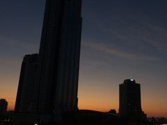 今回もリムジンバスで関空に向かいます。

なぜか朝イチの便は最寄りのバス停には止まらないので、ひとつ手前のバス停に向かいます。

ちょうど朝日がのぼりつつあって綺麗でした。