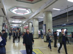 『地下鉄 東直門駅』
ここからさらに地下鉄で移動です。
建国門駅で乗り換えて天安門東駅まで行きます。

北京市内の地下鉄でもセキュリティチェックあるんですね。
しかも必ずブザー鳴るしw

あと、地下鉄も窓口で買いましたがものすごく無愛想でした。
噂通りだ！w