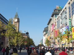 『王府井』
この辺が王府井という北京の繁華街のようです。

確かに大きな百貨店が建ち並んでて賑やかです。
時計台とかも良い感じですね。

とりあえず王府井駅方面にぶらぶらしてみます。