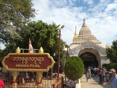 『アーナンダ寺院』
バイクで少し走ると、少し奥まったところにデッカいパゴダが見えました。
アーナンダ寺院デカい！