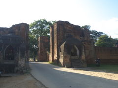 『タラバー門』
オールドバガンの一部は城壁に囲まれていて、その遺構が少し残ってたんですが、すごく立派な門がありました。

せっかくなので少し見ていきます。