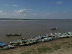 『エーヤワディ川』
ブーパヤーから見えるのはミャンマーでいちばん大きな川のエーヤワディ川です。

川幅の広い茶色い川に、手漕ぎっぽい舟が合いますねー

船からサンセットを見るサービスもあるそうですよー