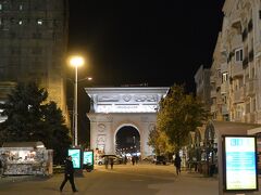 マケドニア広場からのびる通りにあるマケドニア門。

かなりのミニチュア版だけどパリの凱旋門にそっくり！