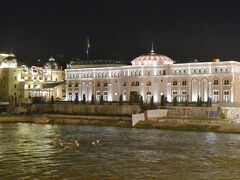 ヴァルダル川にかかるカメン・モスト（石橋）から眺めたMuseum of the Macedonian Struggle（マケドニア自治独立闘争博物館）