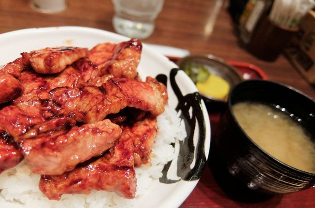 新千歳空港ではちょうど御昼時。<br /><br />朝早かったからお腹空いていましたよ～<br /><br />ドライブインいとう豚丼専門店「豚丼名人」というお店に入店。<br /><br />注文したのは普通の「豚丼」！972円。<br />これ食べたかったんですよ～<br />学生時代に旭川名物として食べて以来だから、<br />２０数年ぶりになるんです。<br /><br />濃い目の味付けでご飯が進みました～<br />美味しかった～