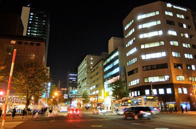 ほんの少し夜の風に当たりたくて、カメラ片手に外へ。<br /><br />去年も同じような構図で写真撮ったなあ。