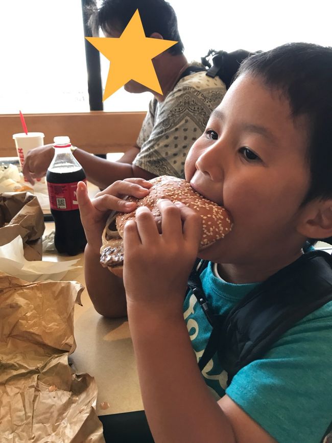 なんとこのワッパー…<br /><br />パパの分だっはずが、長男がすごい食べっぷりで(^◇^;)<br /><br /><br />残したのでいいよ、と言っていたパパの口に入ったのは<br /><br />2口くらい…(^_^;)？かな