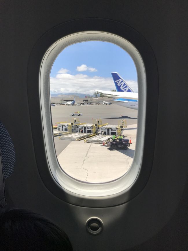 いつもながらゲートが遠いので、のんびり歩いたら もう搭乗時間<br /><br />ここでも優先搭乗できましたので、焦ることなく乗り込み、荷物をしまいました(*´ω`*)