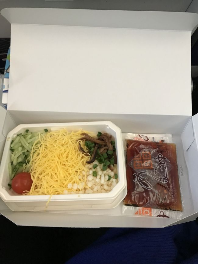 機内食  その2<br /><br />うどん<br /><br />シンちゃんと一緒に食べました(^ ^)