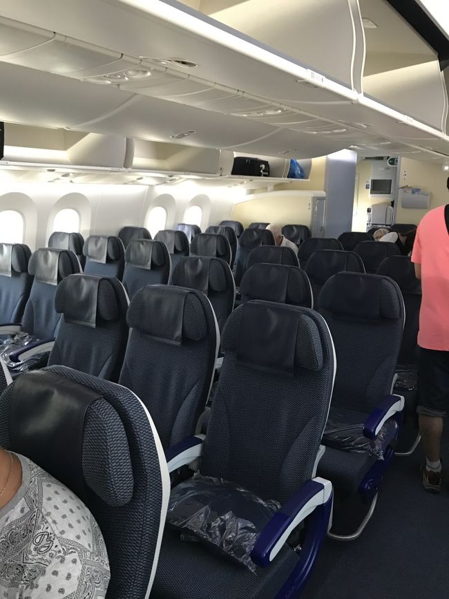 機内の様子<br /><br /><br />３－３－３の並び<br /><br /><br />これから満席になりますよー(≧∀≦)