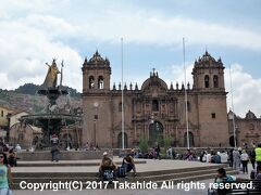 アルマス広場(Plaza de Armas)

街のシンボルのカテドラル(Catedral basílica de la Virgen de la Asunción)です。
聖堂内の「最後の晩餐」の食材にクイ(Galea)が描かれています。

カテドラル：https://en.wikipedia.org/wiki/Cathedral_Basilica_of_Our_Lady_of_the_Assumption,_Cusco
最後の晩餐：https://ja.wikipedia.org/wiki/%E6%9C%80%E5%BE%8C%E3%81%AE%E6%99%A9%E9%A4%90
クイ：https://en.wikipedia.org/wiki/Galea_(genus)