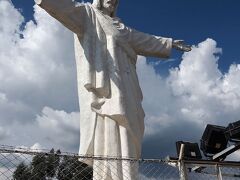 Pukamuqu

山頂に白いキリスト(Mirador desde el Cristo Blanco)像があります。


Pukamuqu：https://en.wikipedia.org/wiki/Pukamuqu