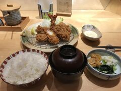 まずは腹ごしらえ！江戸小路内　和豚　かつ仙にてミックスフライ定食。