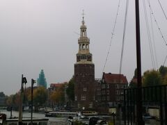 この後は行きとは違う道で歴史スポットを巡りながらホテル方向に戻る。

モンテルバーンスの塔
１５１２年に建てられたアムステルダム防衛施設の一部。