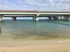 海岸に到着。海…綺麗です。透明感。

けど狭い。。上にかかる橋が。
海はやっぱ広くないとなーなんて思いながら。｢見た、よし行こう｣って感じでした笑