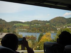 ハルシュタットまでは、ザルツカンマーグート（「塩の宝庫」）と呼ばれる、オーストリアの湖水地方を通過する。
窓の外には、美しい湖の景色が続く。