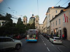 18:00過ぎ、ザルツブルク市内に到着。
運良く、モーツァルトの生家を車窓から眺めることができた。