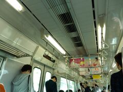 名鉄名古屋駅は、いったんＪＲ名古屋駅駅舎を出てから行くのですね？　知らなかった。　切符を買って、「東岡崎に行くのですが。」と聞いたら、これですって、すぐに飛び乗ったのが快速特急豊橋行です。　待ち時間ゼロでした。
しかも立っている人たちがいるのに3席空いていました。私たちのために空けてあったかの様です。