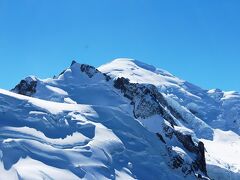 シャモニー・モンブラン（Chamonix-Mont Blanc）のエギーユデュ・ミディ（Aiguille du midi）展望台から見たモンブラン山頂。